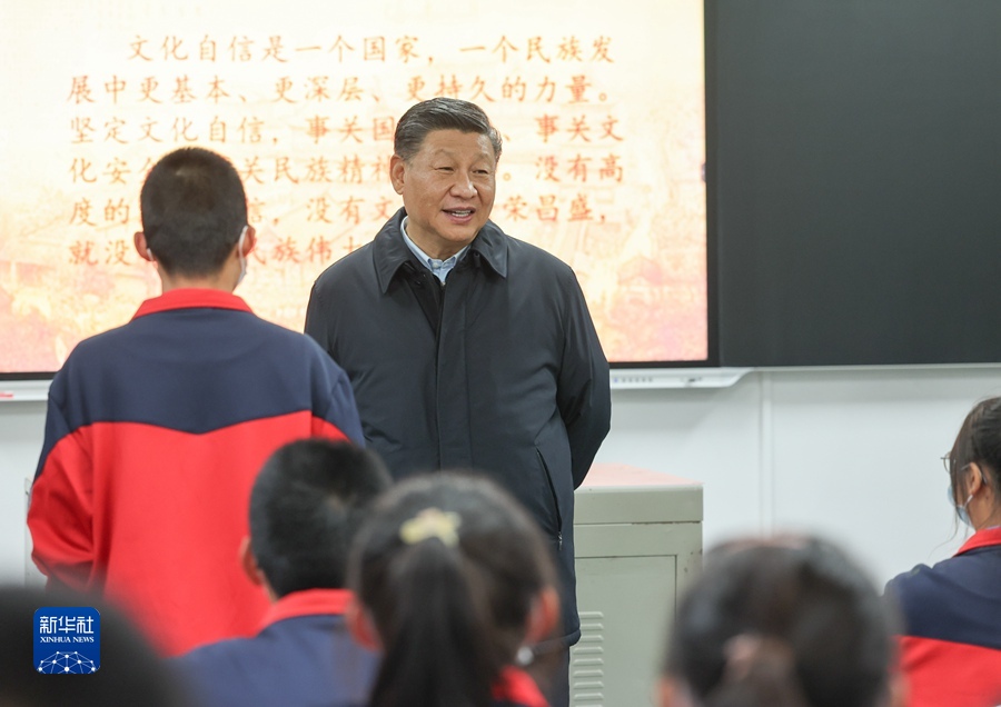 10月26日至28日，中共中央总书记、国家主席、中央军委主席习近平在陕西省延安市、河南省安阳市考察。这是26日下午，习近平在延安市延安中学枣园校区高一（2）班教室，同师生亲切交流。