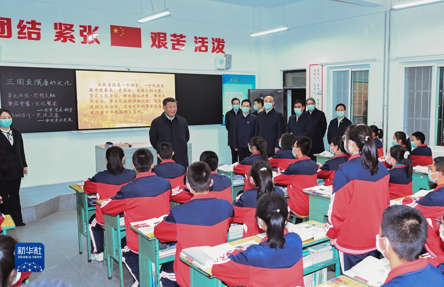 10月26日至28日，中共中央总书记、国家主席、中央军委主席习近平在陕西省延安市、河南省安阳市考察。这是26日下午，习近平在延安市延安中学枣园校区高一（2）班教室，同师生亲切交流。