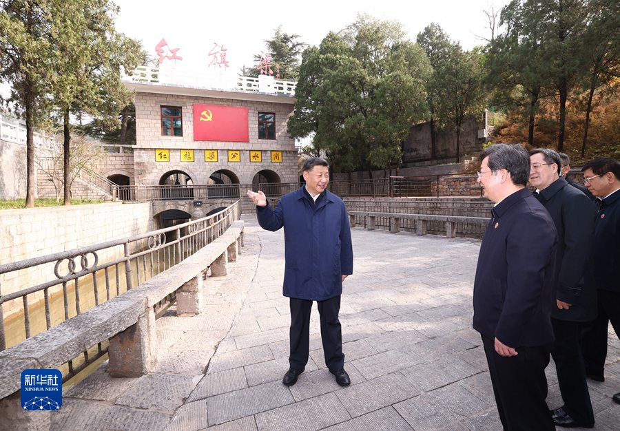 10月26日至28日，中共中央总书记、国家主席、中央军委主席习近平在陕西省延安市、河南省安阳市考察。这是28日上午，习近平在安阳林州市实地察看红旗渠分水闸运行情况。