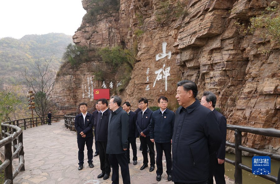 10月26日至28日，中共中央总书记、国家主席、中央军委主席习近平在陕西省延安市、河南省安阳市考察。这是28日上午，习近平在安阳林州市红旗渠青年洞考察。