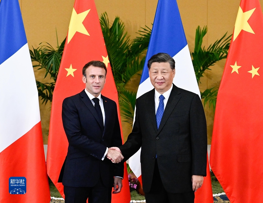 当地时间11月15日上午，国家主席习近平在印度尼西亚巴厘岛会见法国总统马克龙。