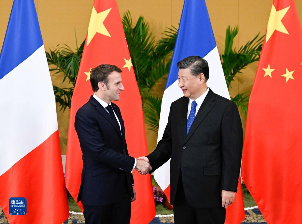 当地时间11月15日上午，国家主席习近平在印度尼西亚巴厘岛会见法国总统马克龙。