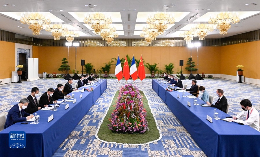 当地时间11月15日上午，国家主席习近平在印度尼西亚巴厘岛会见法国总统马克龙。
