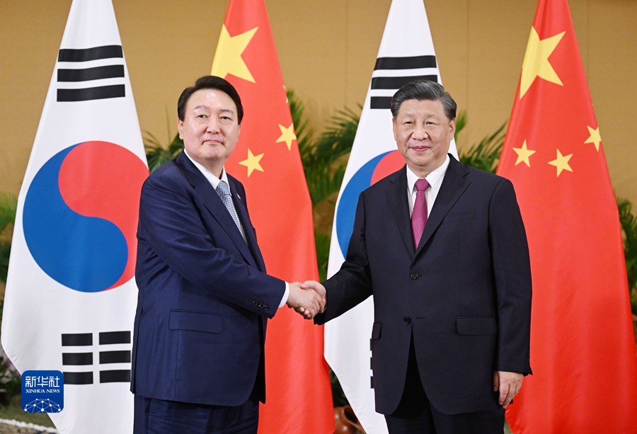 当地时间11月15日下午，国家主席习近平在印度尼西亚巴厘岛会见韩国总统尹锡悦。