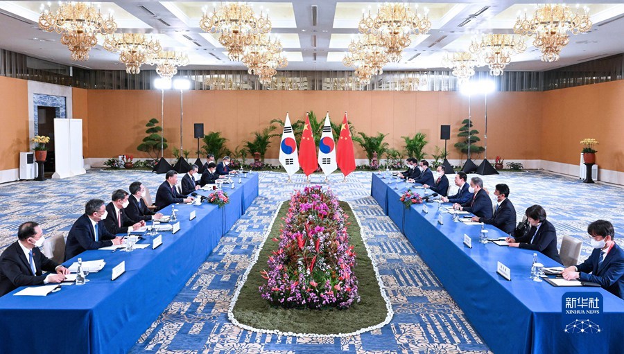 当地时间11月15日下午，国家主席习近平在印度尼西亚巴厘岛会见韩国总统尹锡悦。