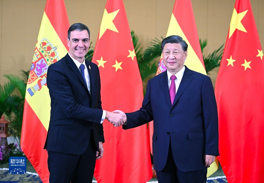 当地时间11月15日下午，国家主席习近平在印度尼西亚巴厘岛会见西班牙首相桑切斯。