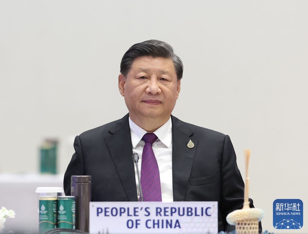 当地时间11月18日上午，亚太经合组织第二十九次领导人非正式会议在泰国曼谷国家会议中心举行。国家主席习近平出席会议并发表题为《团结合作勇担责任　构建亚太命运共同体》的重要讲话。