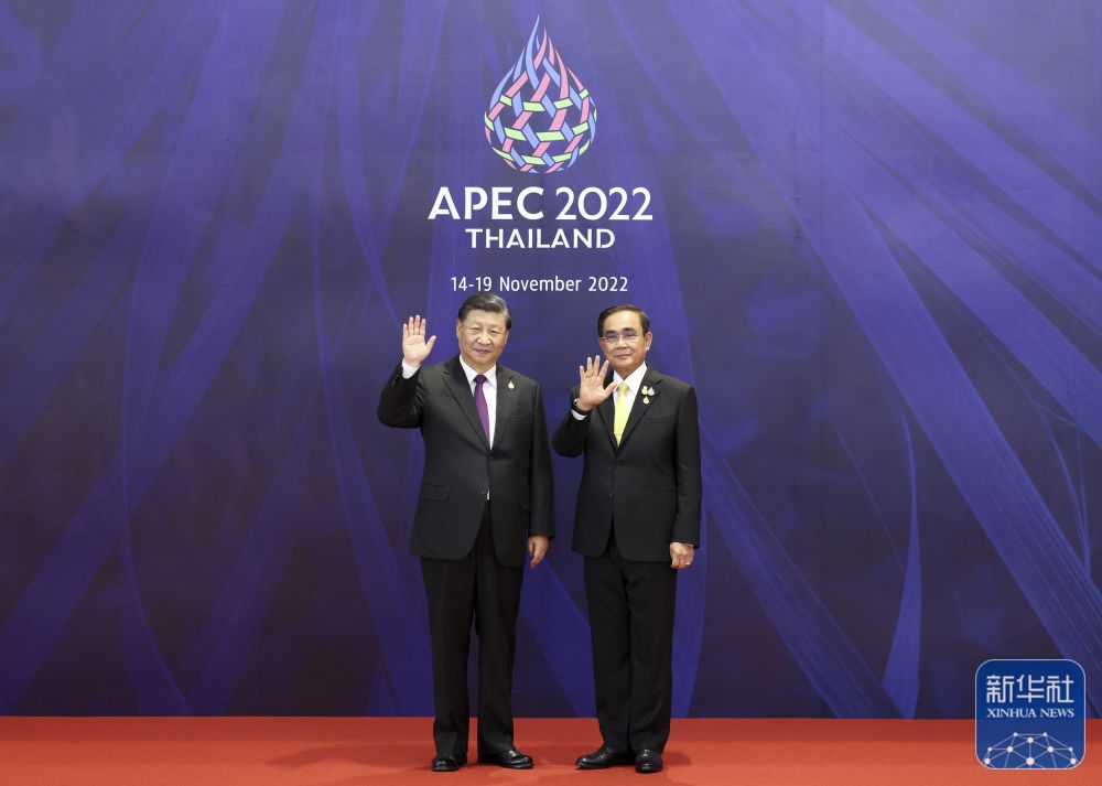 当地时间11月18日上午，亚太经合组织第二十九次领导人非正式会议在泰国曼谷国家会议中心举行。国家主席习近平出席会议并发表题为《团结合作勇担责任　构建亚太命运共同体》的重要讲话。这是习近平抵达会场时，受到泰国总理巴育热情迎接。