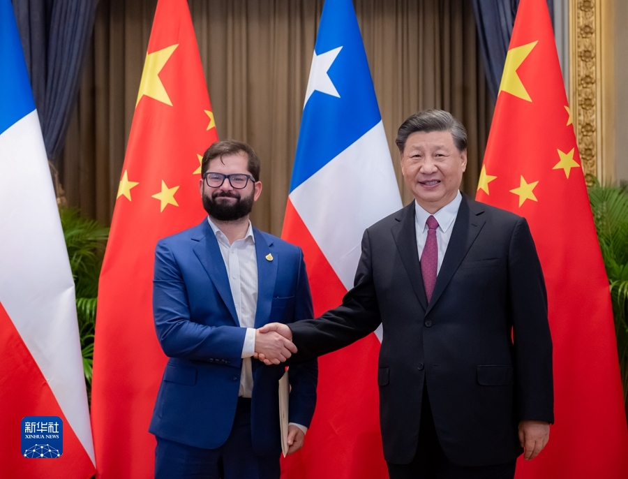 当地时间11月18日下午，国家主席习近平在泰国曼谷会见智利总统博里奇。