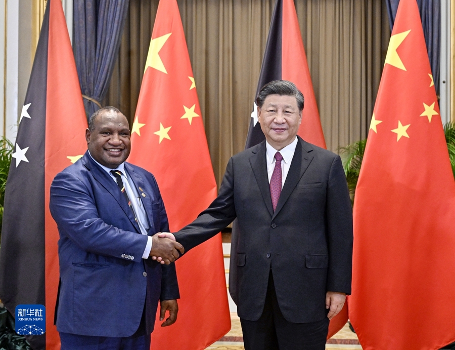 当地时间11月18日下午，国家主席习近平在泰国曼谷会见巴布亚新几内亚总理马拉佩。