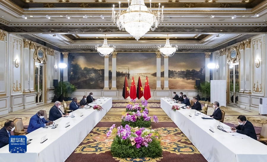 当地时间11月18日下午，国家主席习近平在泰国曼谷会见巴布亚新几内亚总理马拉佩。