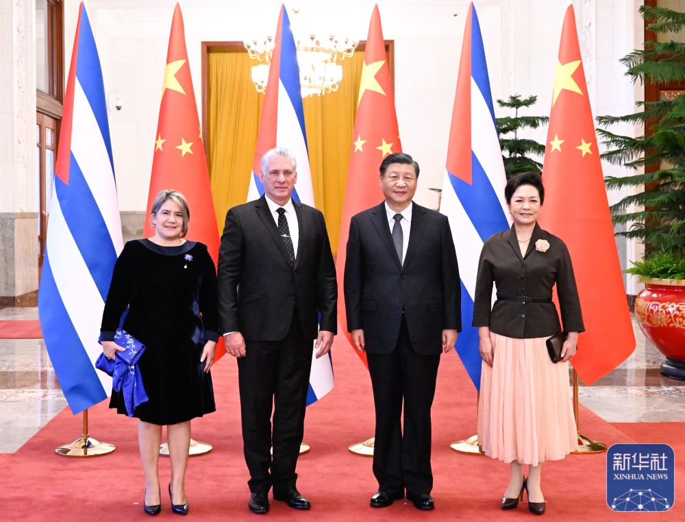 11月25日，中共中央总书记、国家主席习近平在北京人民大会堂同来华进行国事访问的古巴共产党中央委员会第一书记、古巴国家主席迪亚斯-卡内尔举行会谈。会谈前，习近平在人民大会堂北大厅为迪亚斯-卡内尔举行欢迎仪式。这是习近平和夫人彭丽媛同迪亚斯-卡内尔和夫人奎斯塔合影。