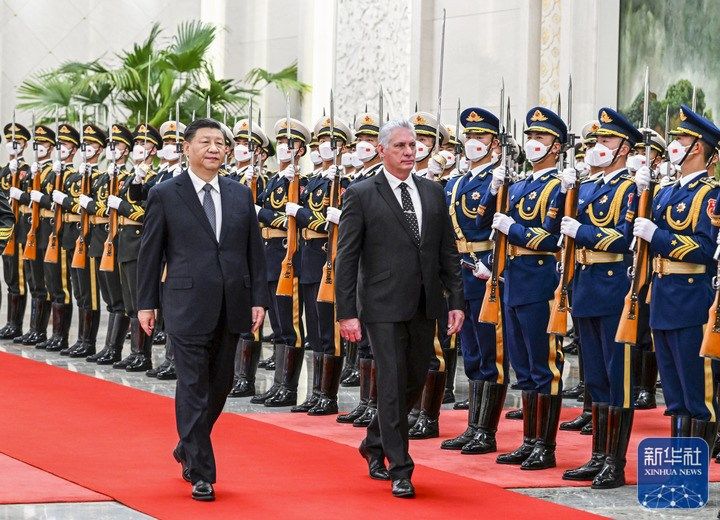 11月25日，中共中央总书记、国家主席习近平在北京人民大会堂同来华进行国事访问的古巴共产党中央委员会第一书记、古巴国家主席迪亚斯-卡内尔举行会谈。这是会谈前，习近平在人民大会堂北大厅为迪亚斯-卡内尔举行欢迎仪式。