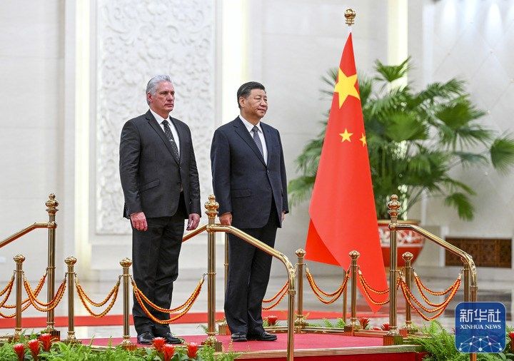 11月25日，中共中央总书记、国家主席习近平在北京人民大会堂同来华进行国事访问的古巴共产党中央委员会第一书记、古巴国家主席迪亚斯-卡内尔举行会谈。这是会谈前，习近平在人民大会堂北大厅为迪亚斯-卡内尔举行欢迎仪式。