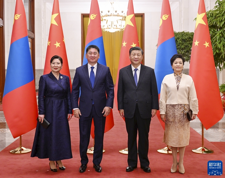 11月28日，国家主席习近平在北京人民大会堂同来华进行国事访问的蒙古国总统呼日勒苏赫举行会谈。会谈前，习近平在人民大会堂北大厅为呼日勒苏赫举行欢迎仪式。这是习近平和夫人彭丽媛同呼日勒苏赫和夫人宝勒尔策策格合影。