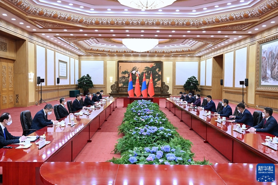 11月28日，国家主席习近平在北京人民大会堂同来华进行国事访问的蒙古国总统呼日勒苏赫举行会谈。