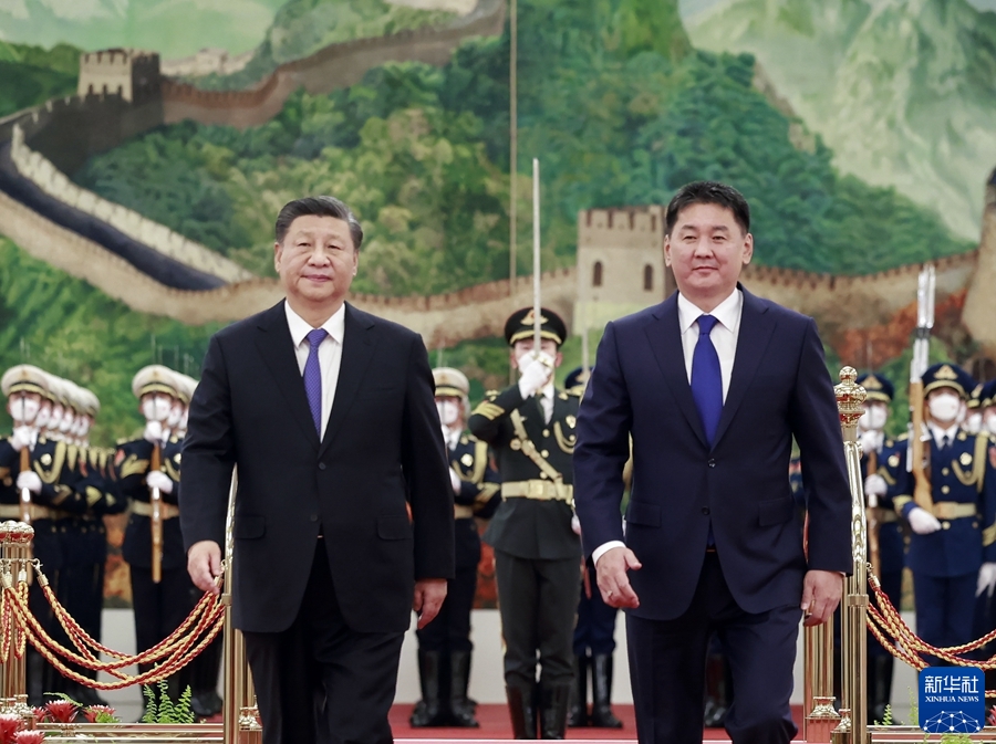 11月28日，国家主席习近平在北京人民大会堂同来华进行国事访问的蒙古国总统呼日勒苏赫举行会谈。这是会谈前，习近平在人民大会堂北大厅为呼日勒苏赫举行欢迎仪式。