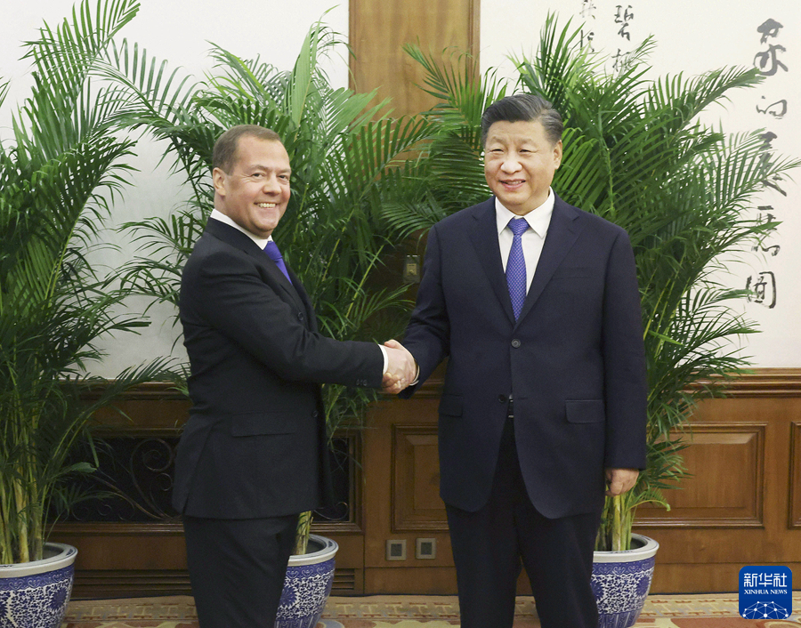 12月21日，中共中央总书记、国家主席习近平在北京钓鱼台国宾馆会见应中国共产党邀请访华的俄罗斯统一俄罗斯党主席梅德韦杰夫。