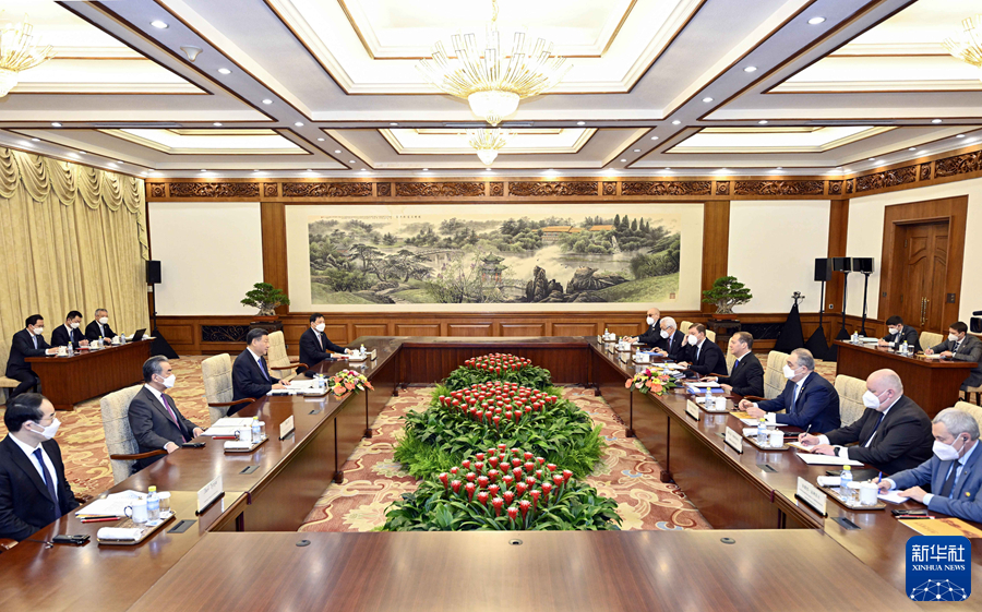 12月21日，中共中央总书记、国家主席习近平在北京钓鱼台国宾馆会见应中国共产党邀请访华的俄罗斯统一俄罗斯党主席梅德韦杰夫。