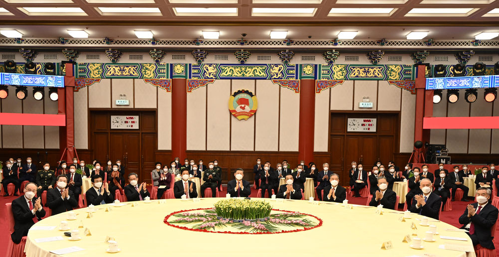 12月30日，全国政协在北京举行新年茶话会。党和国家领导人习近平、李克强、栗战书、汪洋、李强、赵乐际、王沪宁、蔡奇、丁薛祥、李希、王岐山出席茶话会并观看演出。