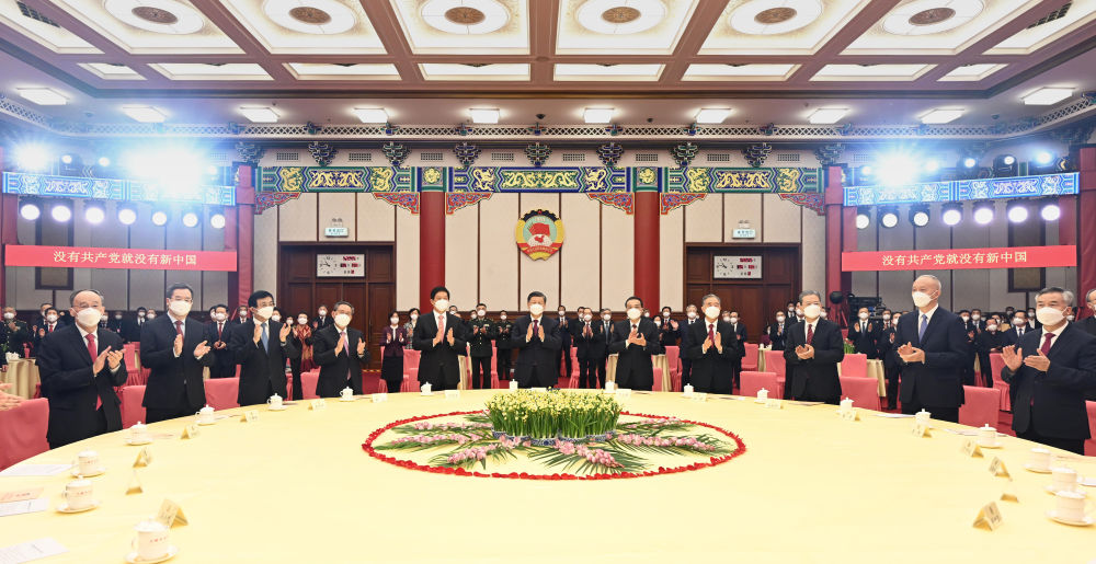 12月30日，全国政协在北京举行新年茶话会。党和国家领导人习近平、李克强、栗战书、汪洋、李强、赵乐际、王沪宁、蔡奇、丁薛祥、李希、王岐山出席茶话会并观看演出。