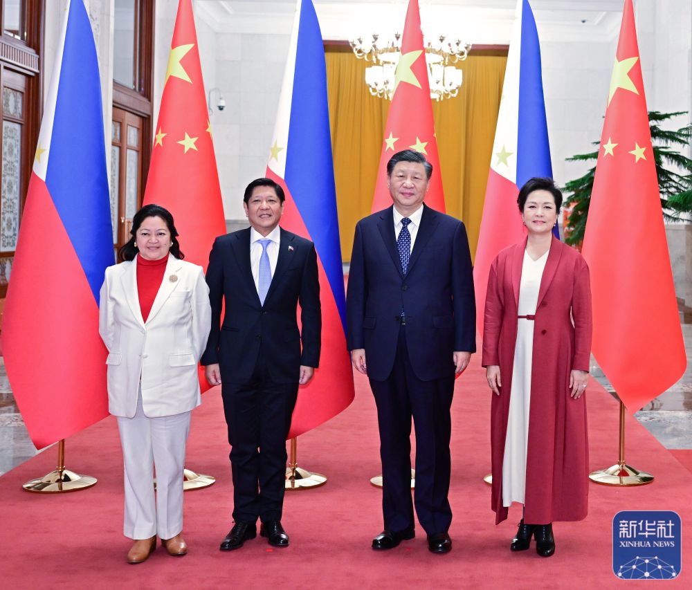 1月4日，国家主席习近平在北京人民大会堂同来华进行国事访问的菲律宾总统马科斯举行会谈。会谈前，习近平在人民大会堂北大厅为马科斯举行欢迎仪式。这是习近平和夫人彭丽媛同马科斯和夫人丽莎合影。