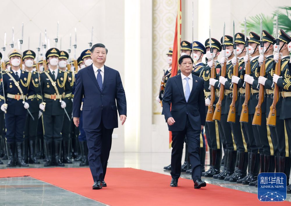 1月4日，国家主席习近平在北京人民大会堂同来华进行国事访问的菲律宾总统马科斯举行会谈。这是会谈前，习近平在人民大会堂北大厅为马科斯举行欢迎仪式。