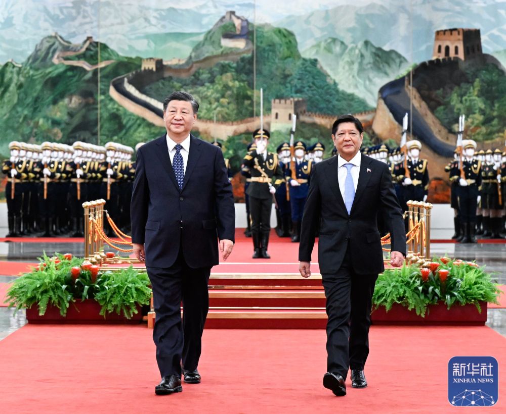 1月4日，国家主席习近平在北京人民大会堂同来华进行国事访问的菲律宾总统马科斯举行会谈。这是会谈前，习近平在人民大会堂北大厅为马科斯举行欢迎仪式。