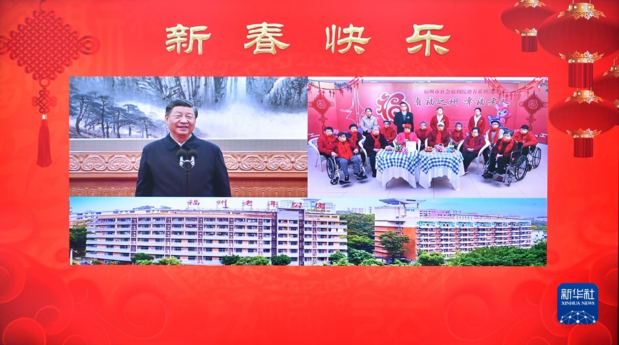 1月18日，中共中央总书记、国家主席、中央军委主席习近平在北京通过视频连线看望慰问基层干部群众，向全国各族人民致以新春的美好祝福。这是习近平通过视频连线，同福建省福州市社会福利院的老人和护理人员亲切交流。