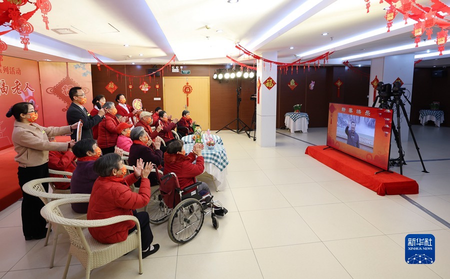 1月18日，中共中央总书记、国家主席、中央军委主席习近平在北京通过视频连线看望慰问基层干部群众，向全国各族人民致以新春的美好祝福。这是习近平通过视频连线，同福建省福州市社会福利院的老人和护理人员亲切交流。