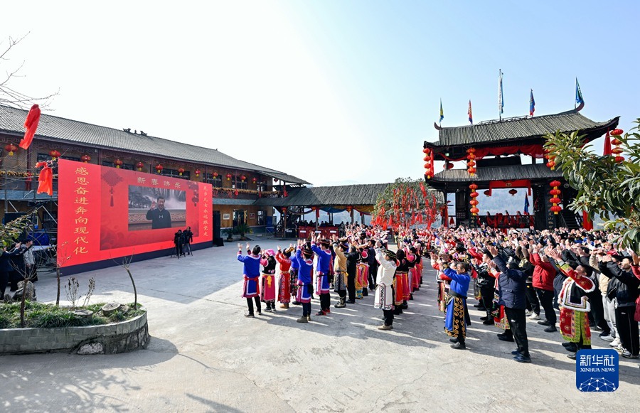 1月18日，中共中央总书记、国家主席、中央军委主席习近平在北京通过视频连线看望慰问基层干部群众，向全国各族人民致以新春的美好祝福。这是习近平通过视频连线，同四川省绵阳市北川羌族自治县石椅村的乡亲们和游客亲切交流。