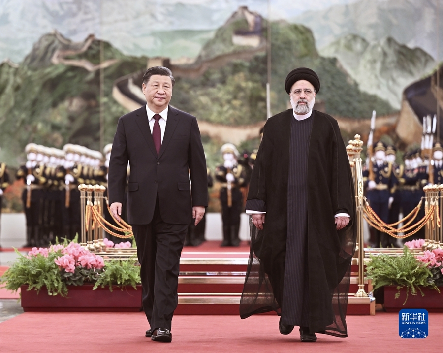 2月14日，国家主席习近平在北京人民大会堂同来华进行国事访问的伊朗总统莱希举行会谈。这是会谈前，习近平在人民大会堂北大厅为莱希举行欢迎仪式。