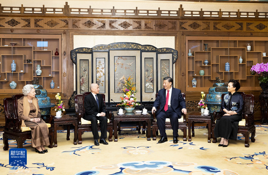 2月24日,国家主席习近平和夫人彭丽媛在北京钓鱼台国宾馆养源斋亲切会见柬埔寨国王西哈莫尼和太后莫尼列。 2月24日,国家主席习近平和夫人彭丽媛在北京钓鱼台国宾馆养源斋亲切会见柬埔寨国王西哈莫尼和太后莫尼列。