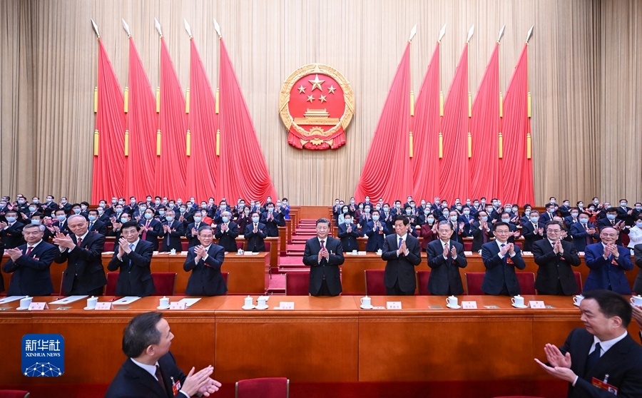 3月10日，十四届全国人大一次会议在北京人民大会堂举行第三次全体会议。习近平全票当选中华人民共和国主席、中华人民共和国中央军事委员会主席，全场起立，报以热烈掌声。