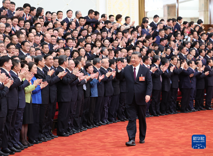 3月13日，第十四届全国人民代表大会第一次会议在北京人民大会堂闭幕。当日下午，习近平等党和国家领导人在人民大会堂会见出席十四届全国人大一次会议的全体代表，同他们合影留念。这是习近平向代表挥手致意。