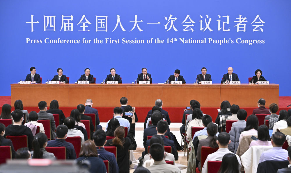 3月13日，十四届全国人大一次会议在北京人民大会堂举行记者会，国务院总理李强应大会发言人王超的邀请出席记者会，并回答中外记者提问。国务院副总理丁薛祥、何立峰、张国清、刘国中参加。