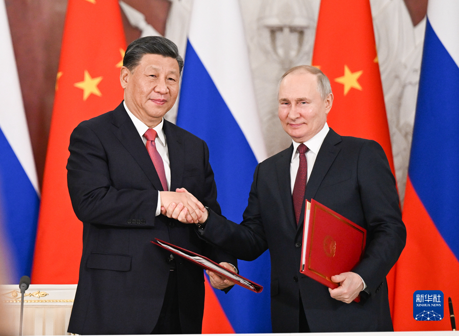 当地时间3月21日下午，国家主席习近平在莫斯科克里姆林宫同俄罗斯总统普京举行会谈。这是会谈后，两国元首共同签署《中华人民共和国和俄罗斯联邦关于深化新时代全面战略协作伙伴关系的联合声明》和《中华人民共和国主席和俄罗斯联邦总统关于2030年前中俄经济合作重点方向发展规划的联合声明》。