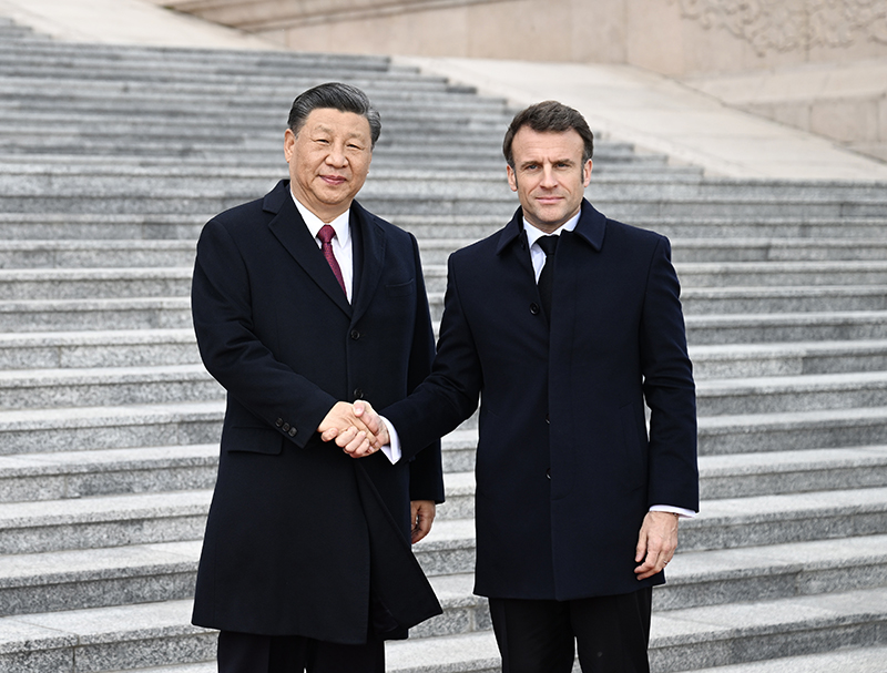 4月6日下午，国家主席习近平在北京人民大会堂同来华进行国事访问的法国总统马克龙举行会谈。这是会谈前，习近平在人民大会堂东门外广场为马克龙举行欢迎仪式。