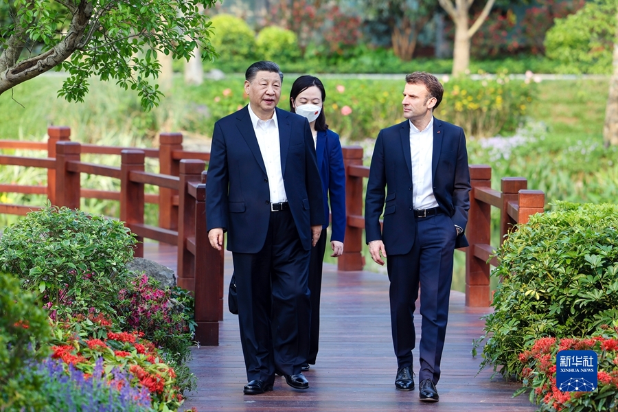 4月7日下午，国家主席习近平在广东省广州市松园同法国总统马克龙举行非正式会晤。两国元首在庭园散步，边走边聊，不时驻足，饶有兴致地观赏岭南园林的独特景致。