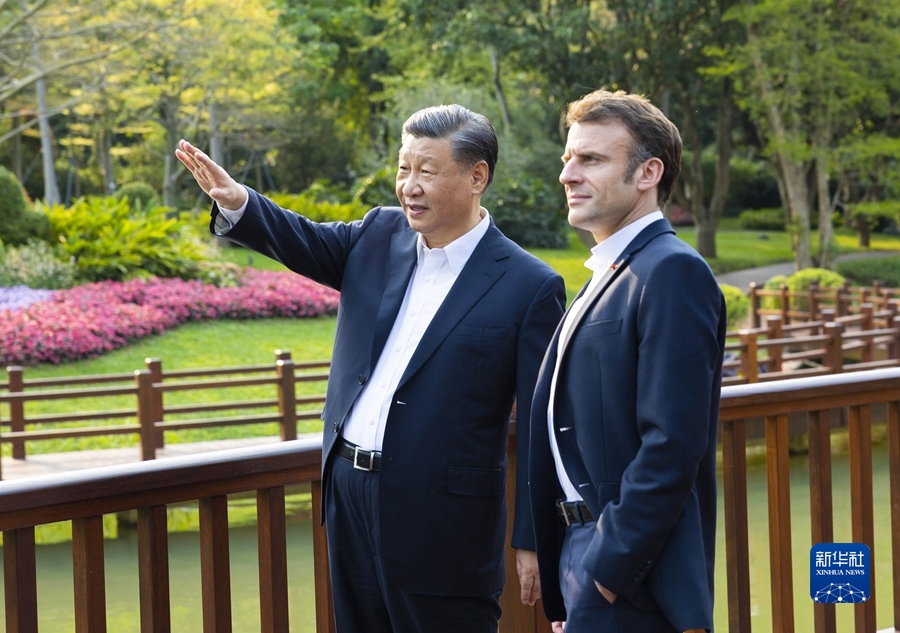 4月7日下午，国家主席习近平在广东省广州市松园同法国总统马克龙举行非正式会晤。两国元首在庭园散步，边走边聊，不时驻足，饶有兴致地观赏岭南园林的独特景致。