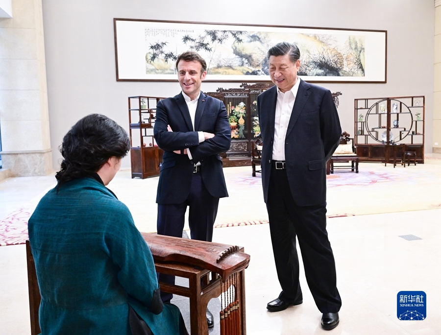 4月7日下午，国家主席习近平在广东省广州市松园同法国总统马克龙举行非正式会晤。这是两国元首在白云厅欣赏古琴演奏。