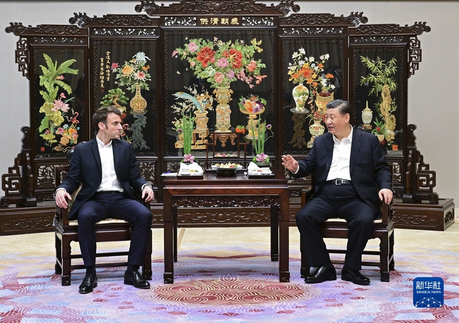 4月7日下午，国家主席习近平在广东省广州市松园同法国总统马克龙举行非正式会晤。这是两国元首在白云厅品茗交谈。