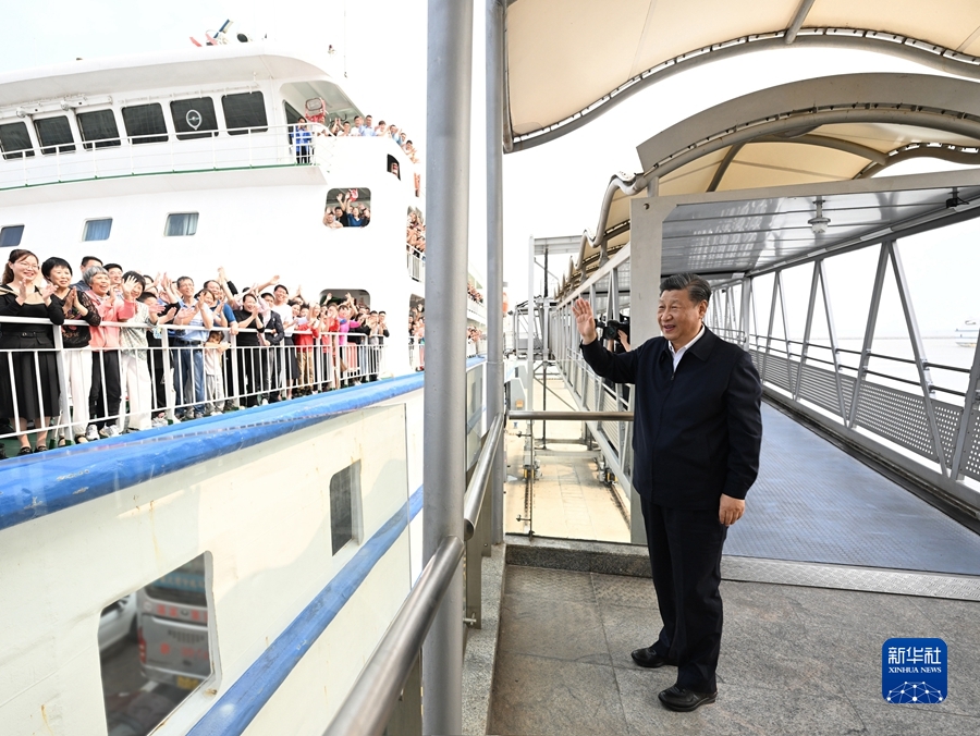 4月10日至13日，中共中央总书记、国家主席、中央军委主席习近平在广东考察。这是10日下午，习近平在湛江市徐闻县徐闻港泊位码头，向船上的旅客挥手致意。