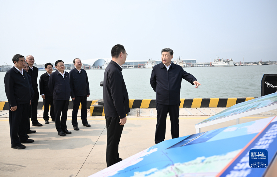 4月10日至13日，中共中央总书记、国家主席、中央军委主席习近平在广东考察。这是10日下午，习近平在湛江市徐闻县徐闻港专用码头考察。