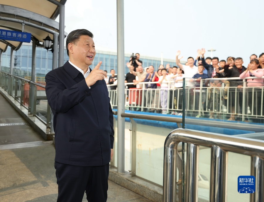 4月10日至13日，中共中央总书记、国家主席、中央军委主席习近平在广东考察。这是10日下午，习近平在湛江市徐闻县徐闻港泊位码头，同船上的旅客亲切交流。