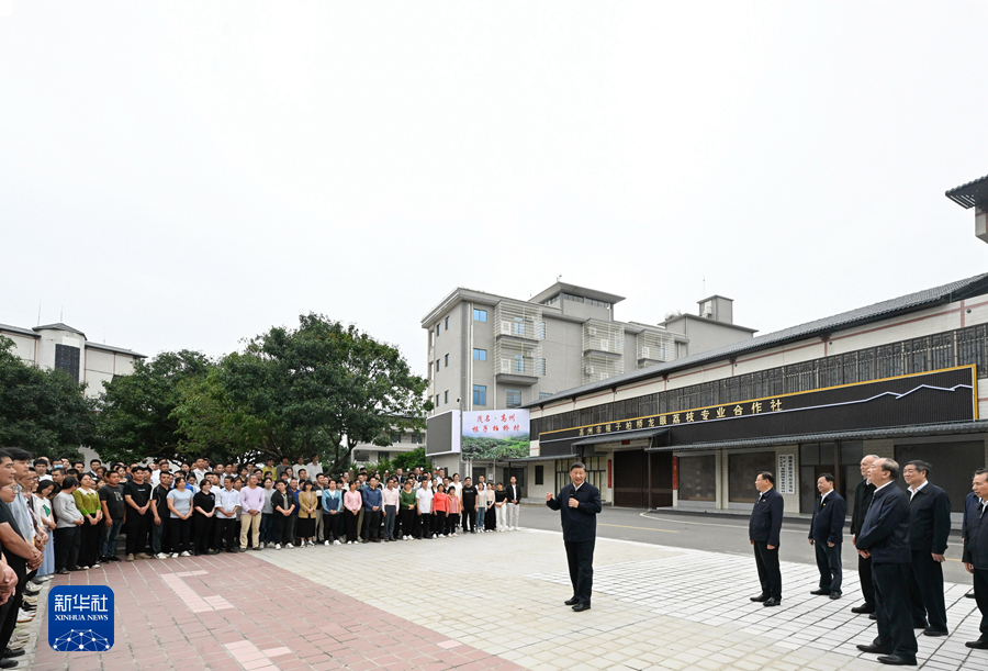4月10日至13日，中共中央总书记、国家主席、中央军委主席习近平在广东考察。这是11日下午，习近平在茂名高州市根子镇柏桥村同村民亲切交流。