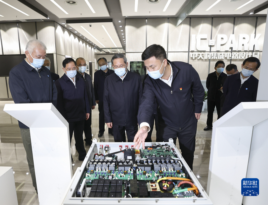 4月12日，中共中央政治局常委、国务院总理李强在北京市调研独角兽企业发展情况。这是李强在北京海博思创科技股份有限公司调研。