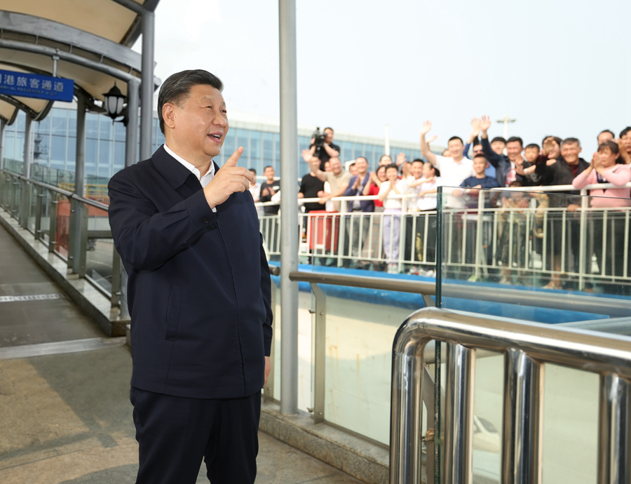 4月10日至13日，中共中央总书记、国家主席、中央军委主席习近平在广东考察。这是10日下午，习近平在湛江市徐闻县徐闻港泊位码头，同船上的旅客亲切交流。