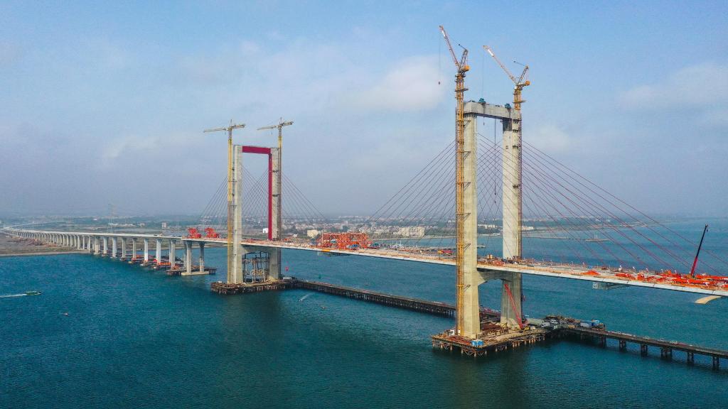 2021年1月25日拍摄的成功合龙的湛江调顺跨海大桥（无人机照片）。