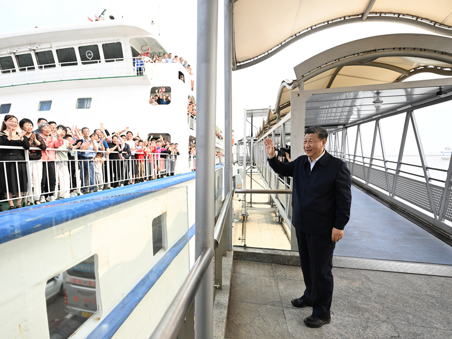 4月10日至13日，中共中央总书记、国家主席、中央军委主席习近平在广东考察。这是10日下午，习近平在湛江市徐闻县徐闻港泊位码头，向船上的旅客挥手致意。